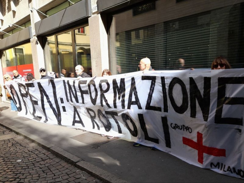 “Informazione a rotoli”: Flash-mob davanti alla redazione di Open, Milano  16 Marzo&nbsp;2023