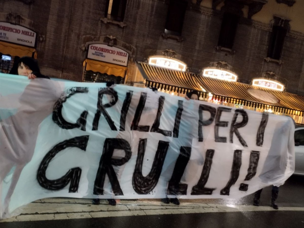 “Grilli per i grulli”: Flash-mob davanti a Pane & Trita Milano contro la farina di Acheta Domesticus&nbsp;(grillo)