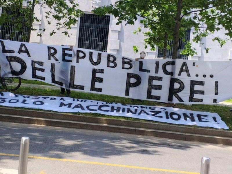 “La Repubblica… delle pere”: Flash-mob davanti alla redazione del quotidiano, Milano  15 Giugno&nbsp;2023